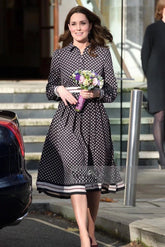 Vestido negro de Kate Middleton con corte en A y largo hasta la rodilla